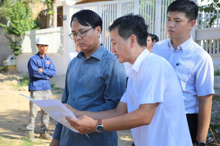 Đồng chí Hoàng Văn Đồng, Phó Giám đốc phụ trách Ban Quản lý dự án đầu tư xây dựng khu vực Phan Thiết báo cáo tiến độ thi công