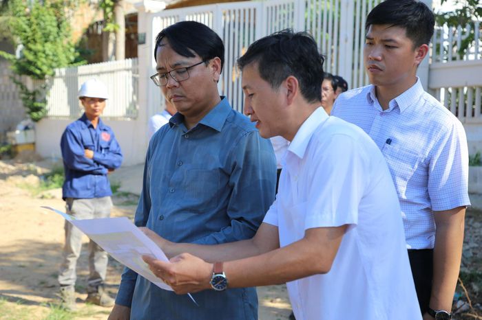 Đồng chí Hoàng Văn Đồng, Phó Giám đốc phụ trách Ban Quản lý dự án đầu tư xây dựng khu vực Phan Thiết báo cáo tiến độ thi công