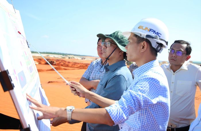 Ông Nguyễn Văn Khiên, Trưởng Ban Quản lý dự án Cảng hàng không Phan Thiết - Hạng mục hàng không dân dụng báo cáo tiến độ tại buổi kiểm tra