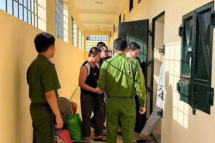 Tiếp nhận can, phạm nhân vào khu giam giữ tại trụ sở mới