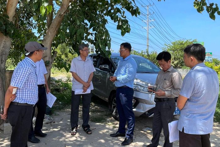 Phó Chủ tịch UBND tỉnh Nguyễn Minh kiểm tra tiến độ dự án Làm mới đường trục ven biển ĐT719B đoạn Phan Thiết - Kê Gà