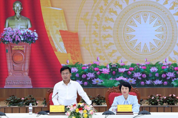 Đồng chí Phạm Thị Phúc, Phó Bí thư Tỉnh ủy, Chủ tịch Ủy ban MTTQ Việt Nam tỉnh và Tỉnh ủy viên, Phó Chủ tịch UBND tỉnh Đinh Văn Tuấn chủ trì hội nghị