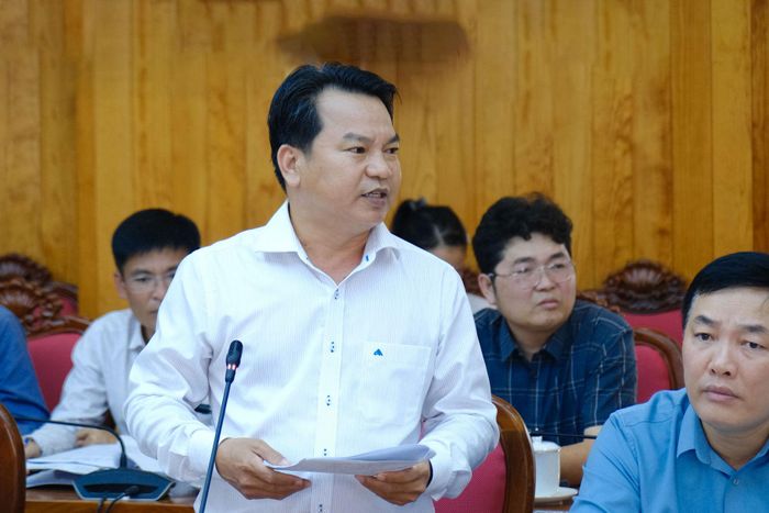 Ông Nguyễn Nhân Bản, Giám đốc Ban Quản lý dự án đầu tư xây dựng số 1 báo cáo tiến độ thực hiện 2 dự án Tân Phú - Bảo Lộc và Bảo Lộc - Liên Khương