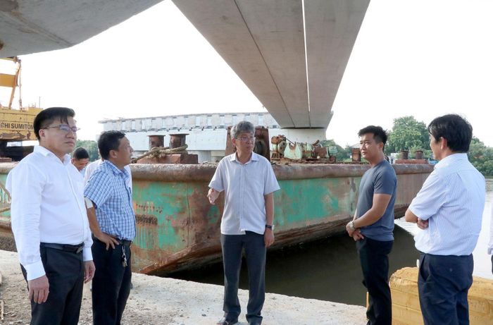 Phó Chủ tịch UBND tỉnh Nguyễn Minh kiểm tra tại dự án cầu Văn Thánh