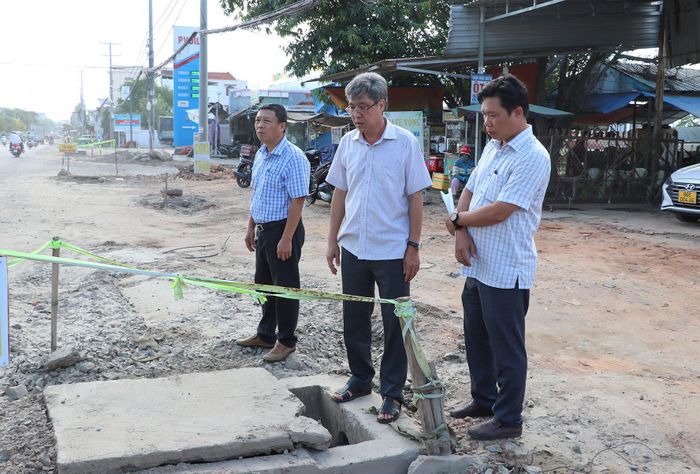 Phó Chủ tịch UBND tỉnh Nguyễn Minh kiểm tra tại dự án nâng cấp đường Trần Quý Cáp
