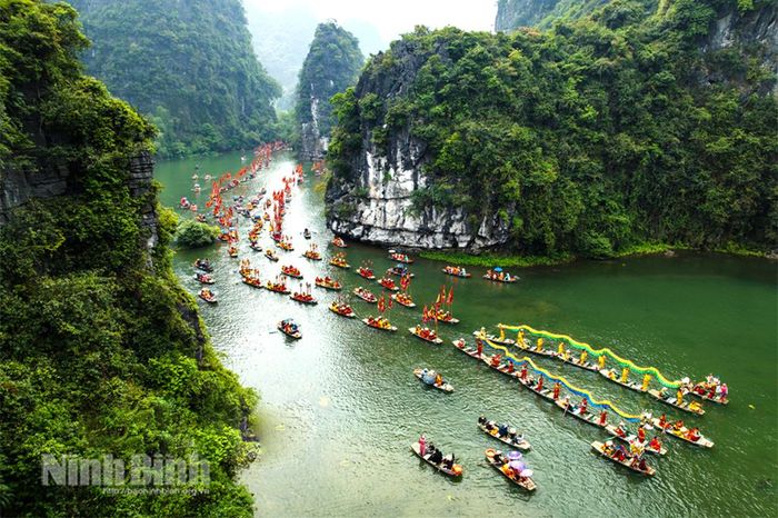 Rước nước tại Lễ hội Tràng An. Ảnh: Trường Huy