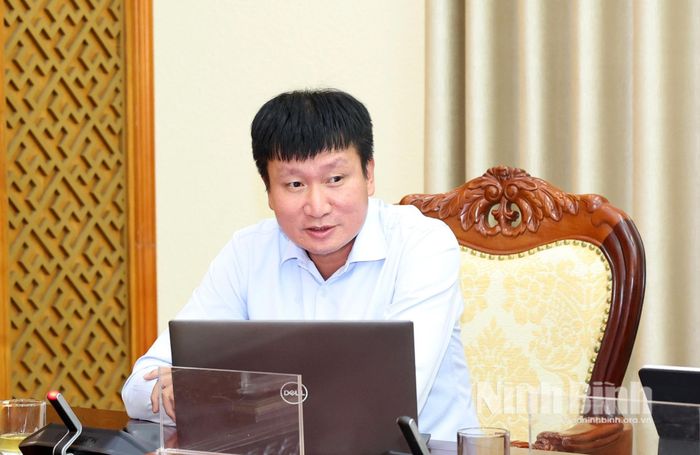 Đồng chí Trần Huy Tuấn, Ủy viên Trung ương Đảng, Bí thư Tỉnh ủy phát biểu chỉ đạo tại buổi sinh hoạt Chi bộ Phòng Tổng hợp.