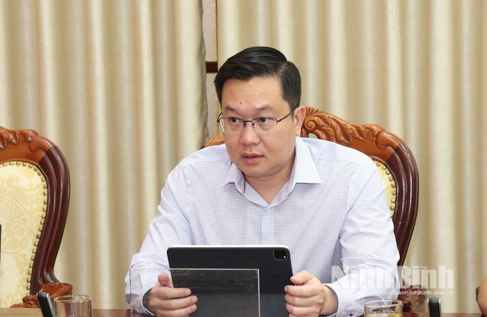 Đồng chí Trần Đăng Quỳnh, Ủy viên Dự khuyết Trung ương Đảng, Phó Bí thư Thường trực Tỉnh ủy phát biểu ý kiến tại buổi sinh hoạt Chi bộ Phòng Tổng hợp.