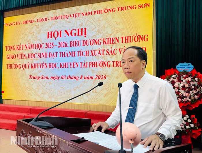 Đồng chí Đinh Quốc Trường, Phó Giám đốc Sở Giáo dục và Đào tạo phát biểu tại hội nghị.