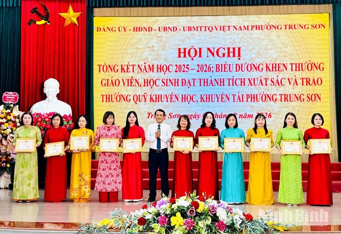 Lãnh đạo phường Trung Sơn trao thưởng cho các cá nhân đạt danh hiệu Chiến sỹ thi đua cơ sở năm học 2025-2026.