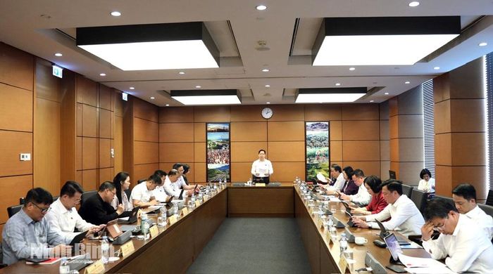Đoàn đại biểu Quốc hội (ĐBQH) tỉnh Ninh Bình tham gia thảo luận tại Tổ số 10 cùng Đoàn ĐBQH tỉnh Sơn La.