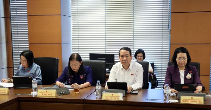 Các đại biểu Đoàn ĐBQH tỉnh Ninh BÌnh tham gia thảo luận tại Tổ số 10.