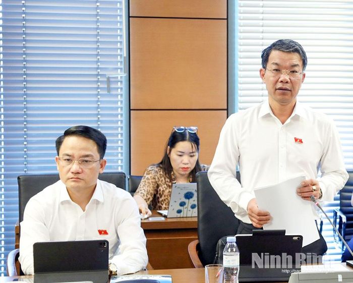 Đại biểu Nguyễn Hoàng Hà, Ủy viên Ban Thường vụ Tỉnh ủy, Phó Chủ tịch Thường trực Ủy ban MTTQ Việt Nam tỉnh (Đoàn ĐBQH tỉnh Ninh Bình) thảo luận về dự án Luật sửa đổi, bổ sung Điều 6 và Phụ lục IV về danh mục ngành, nghề đầu tư kinh doanh có điều kiện của Luật Đầu tư