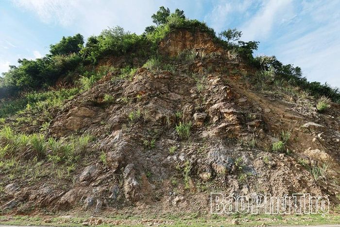 Phía taluy dương đất, đá chênh vênh tiềm ẩn nguy cơ sạt lở khi mưa lớn kéo dài.