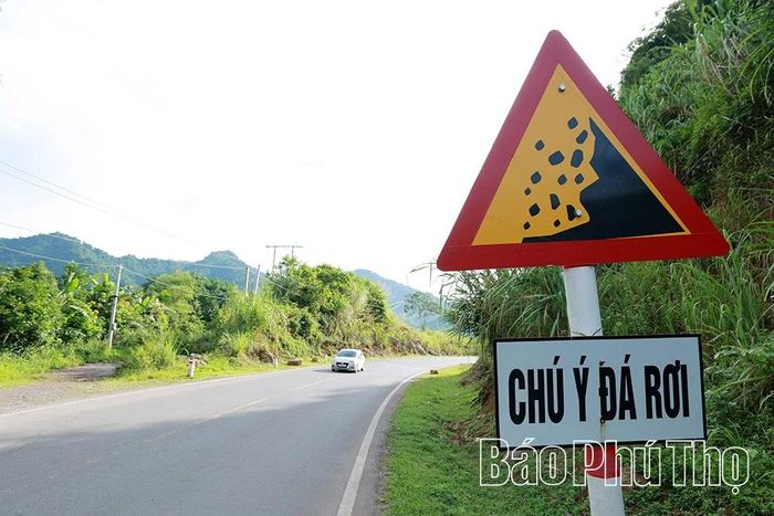 Lực lượng chức năng đặt biển cảnh báo người và phương tiện lưu thông trên tuyến nâng cao cảnh giác.