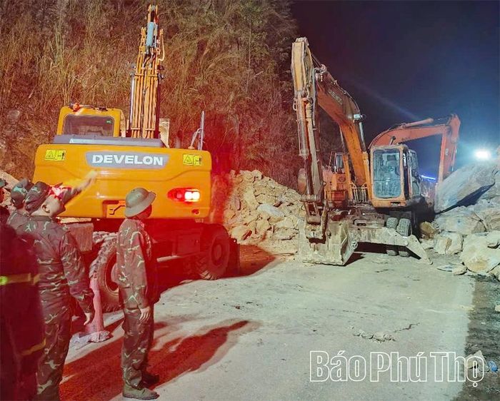 Cán bộ, chiến sĩ Bộ CHQS tỉnh tổ chức tìm kiếm người bị vùi lấp trong vụ sạt lở đất, đá xảy ra tại xã Mai Châu.