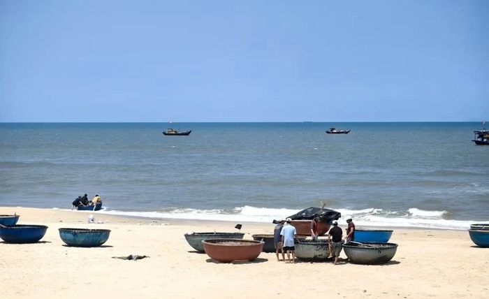 Một góc làng biển Hà Lộc lúc giữa trưa. Ảnh: Bích Ngọc.