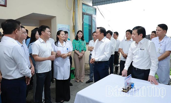 Đồng chí Nguyễn Huy Ngọc - Tỉnh ủy viên, Phó Chủ tịch UBND tỉnh cùng đại diện các sở, ngành khảo sát công tác khám, chữa bệnh tại phường Thanh Miếu.