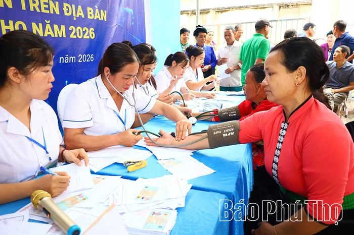 Người dân xã Đức Nhàn được các y, bác sĩ tận tình khám và tư vấn chăm sóc sức khỏe.