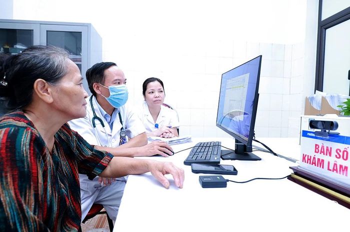 Cán bộ y tế cập nhật hồ sơ quản lý sức khỏe của người dân lên hệ thống.