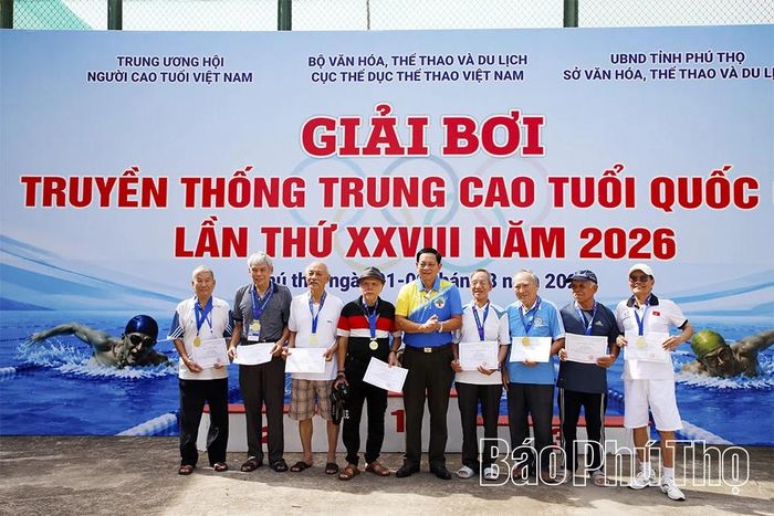 Ban tổ chức trao huy chương danh dự cho các vận động viên cao tuổi tham gia nội dung thi đấu bơi tự do 50m.