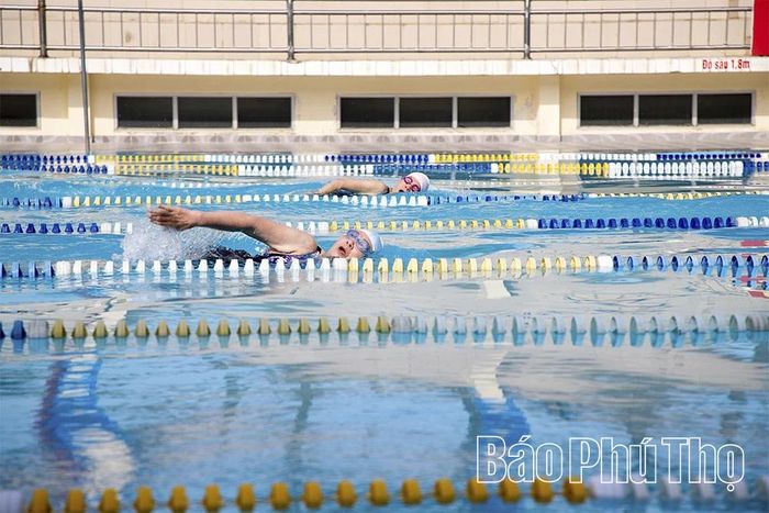 Các vận động viên tranh tài quyết liệt trên đường đua xanh ở các nội dung thi đấu.