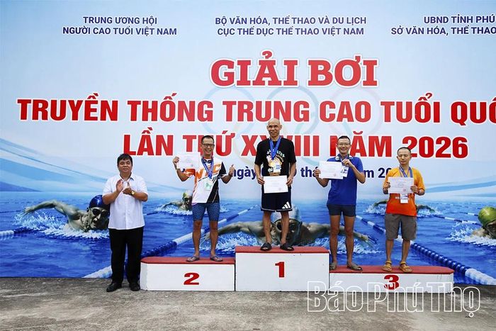 Ban tổ chức trao huy chương cho các vận động viên giành thành tích cao ở nội dung bơi bướm 50m nam, nhóm tuổi 45 - 49.
