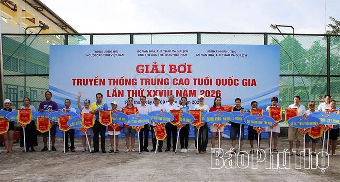 Ban tổ chức trao cờ lưu niệm cho các đoàn vận động viên tham gia giải.
