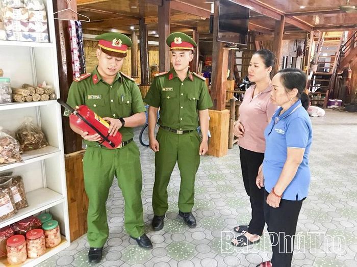 Công an xã Mai Hạ hướng dẫn chủ các cơ sở kinh doanh dịch vụ lưu trú trên địa bàn sử dụng bình chữa cháy chuyên dụng.
