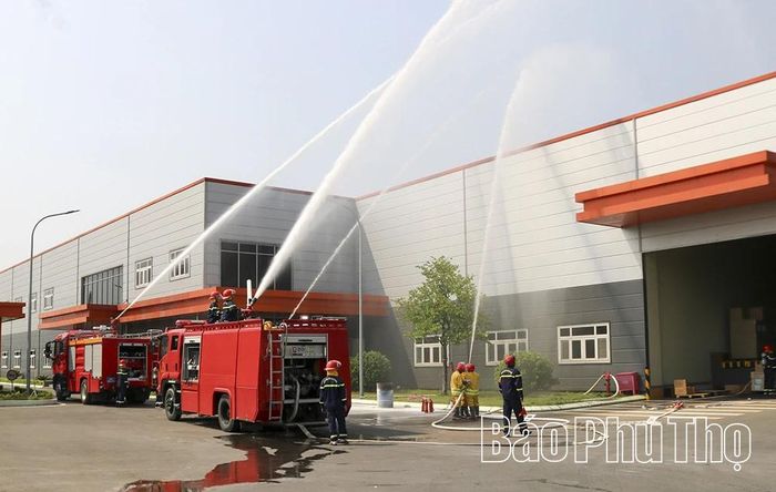 Lực lượng chữa cháy chuyên nghiệp thực hành xử lý tình huống giả định về cháy nhà máy sản xuất tại Khu công nghiệp Lương Sơn.