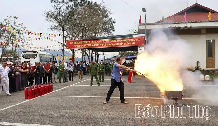 Chủ các phương tiện thủy hoạt động trên khu vực lòng hồ Hòa Bình thường xuyên được tập huấn về công tác PCCC&amp;CNCH.