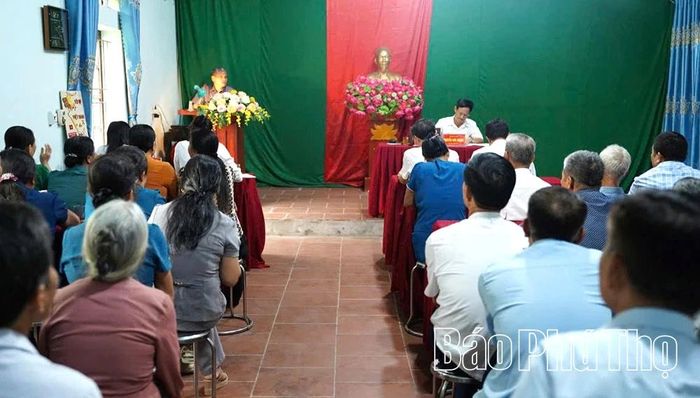 Quang cảnh sinh hoạt Chi bộ thôn Lục Thụ, Đảng bộ xã Tiên Lữ.