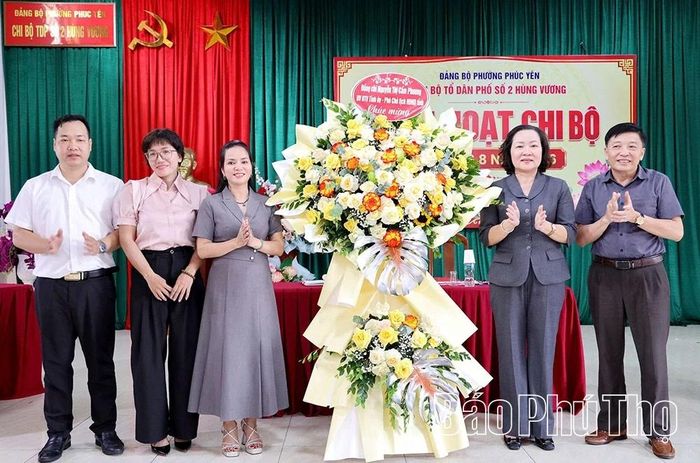 Phó Chủ tịch HĐND tỉnh Nguyễn Thị Cẩm Phương tặng hoa chúc mừng Chi bộ tổ dân phố số 2 Hùng Vương.