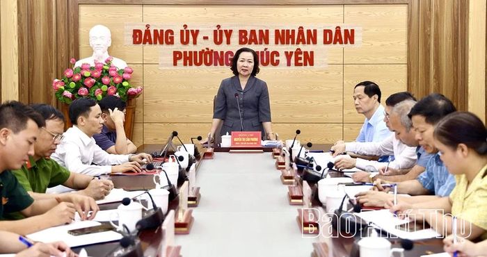 Phó Chủ tịch HĐND tỉnh Nguyễn Thị Cẩm Phương phát biểu tại buổi làm việc với Đảng ủy phường Phúc Yên.