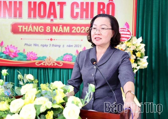 Phó Chủ tịch HĐND tỉnh Nguyễn Thị Cẩm Phương phát biểu tại buổi sinh hoạt chi bộ.