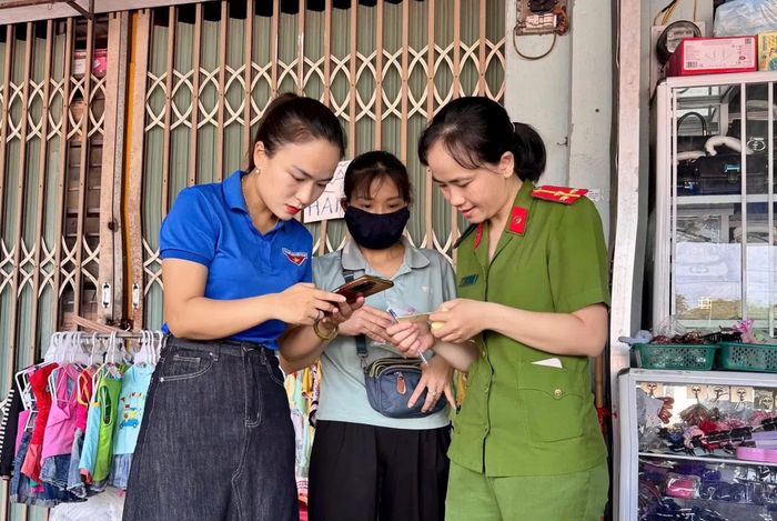 Lực lượng Công an và đoàn viên, thanh niên trực tiếp hỗ trợ người dân sử dụng hiệu quả các tiện ích trên ứng dụng VNeID - Ảnh: M.H