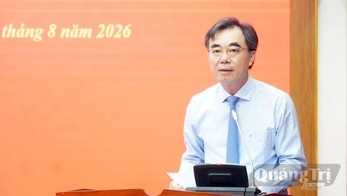 Đồng chí Nguyễn Lương Bình, Trưởng ban Tổ chức Tỉnh ủy công bố quyết định, thông báo điều động, bổ nhiệm cán bộ - Ảnh: N.M