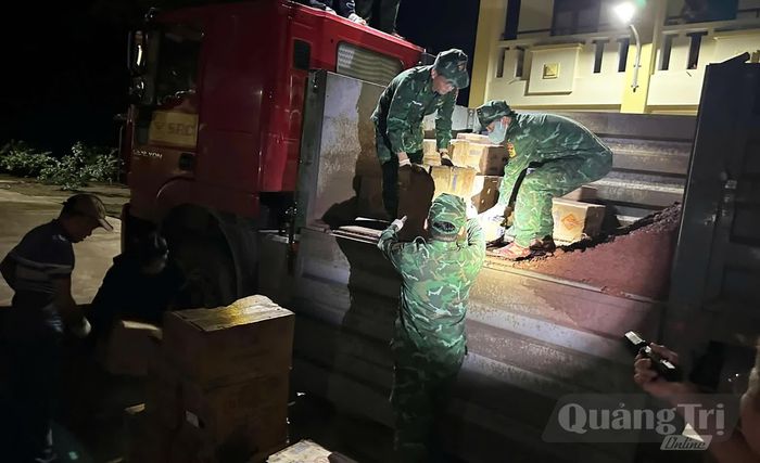 Đồn Biên phòng Cà Xèng bốc dỡ và kiểm đếm pháo hoa nổ là tang vật chuyên án QT126 - Ảnh: H.N