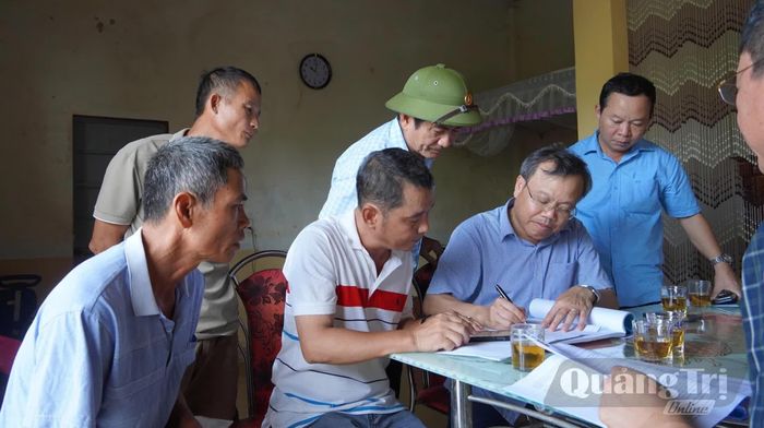 Đồng chí Lê Đức Tiến, Phó Chủ tịch UBND tỉnh kiểm tra thực tế và đối thoại với các hộ dân bị ảnh hưởng bởi hạng mục đường dây điện 110kV - Ảnh: Đ.V