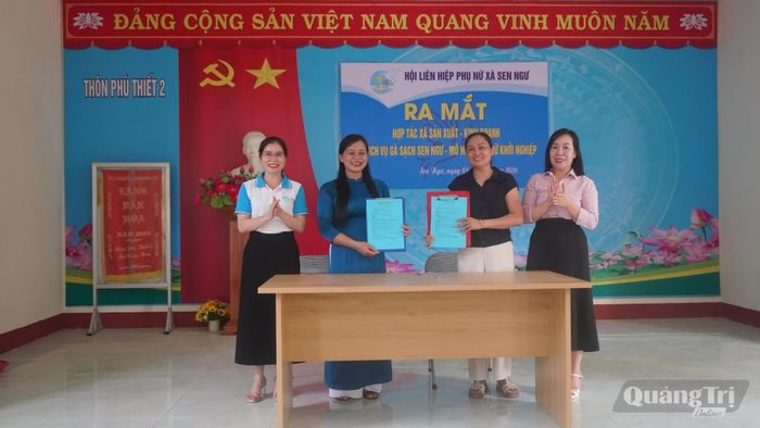 Hợp tác xã sản xuất-kinh doanh và dịch vụ gà sạch Sen Ngư ký kết biên bản ghi nhớ hợp tác với các hộ kinh doanh, đơn vị phân phối sản phẩm trên địa bàn - Ảnh: H.T