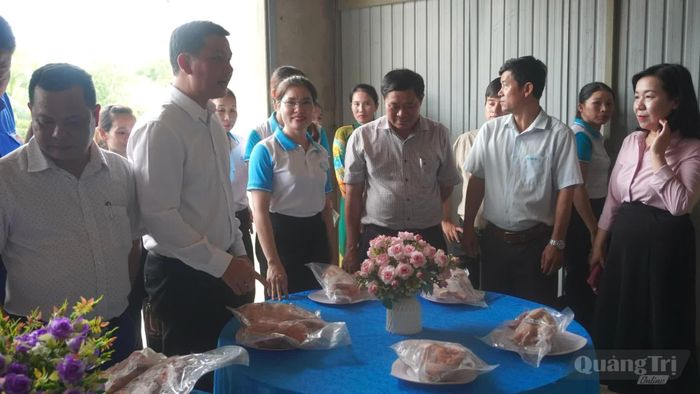 Các đại biểu tham quan cửa hàng giới thiệu, kinh doanh sản phẩm của Hợp tác xã sản xuất-kinh doanh và dịch vụ gà sạch Sen Ngư - Ảnh: H.T