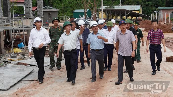 Đồng chí Nguyễn Văn Phương, Bí thư Tỉnh ủy kiểm tra tiến độ thi công Trường nội trú TH và THCS Thượng Trạch - Ảnh: Q.V