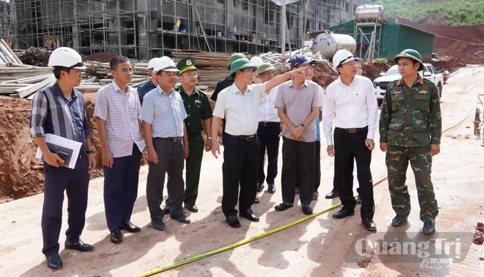 Đồng chí Nguyễn Văn Phương, Bí thư Tỉnh ủy yêu cầu nhà thầu tập trung hoàn thiện các khối nhà chức năng để đủ điều kiện cho học sinh học tập trong năm học mới - Ảnh: Q.V
