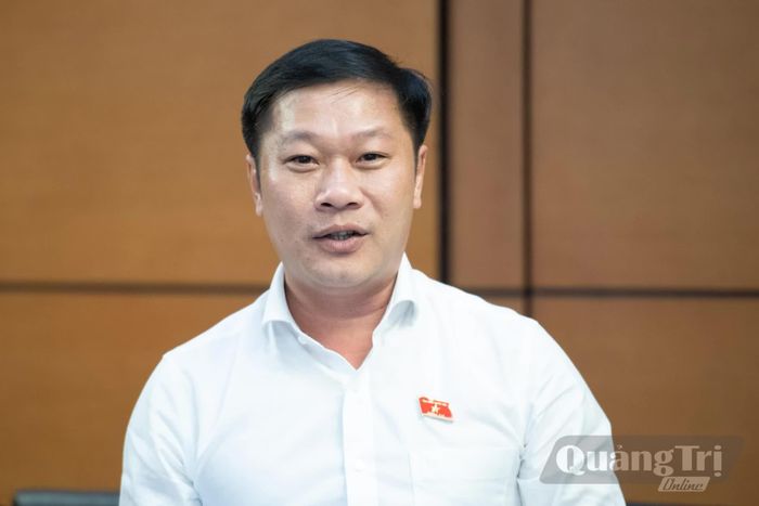 Đồng chí Nguyễn Khánh Vũ, Bí thư Đảng ủy, Chủ tịch HĐND phường Quảng Trị thảo luận tại phiên họp - Ảnh: CTV