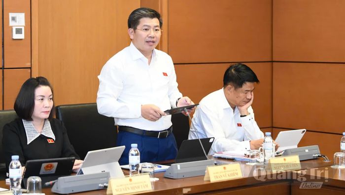 Đồng chí Trần Vũ Khiêm, Phó Bí thư Thường trực Tỉnh ủy, Trưởng đoàn đại biểu Quốc hội tỉnh thảo luận tại phiên họp - Ảnh: CTV