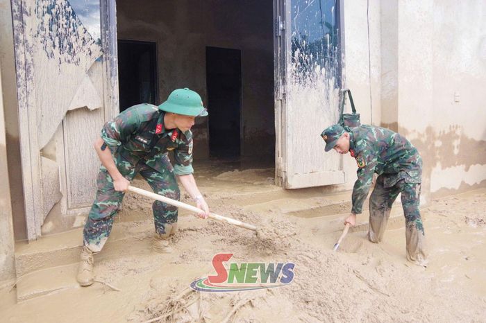 Cán bộ, chiến sĩ Bộ CHQS tỉnh giúp nhân dân xã Chiềng Sơ khắc phục hậu quả mưa lũ tháng 8/2025.