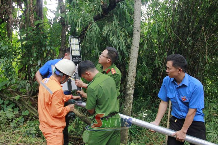 ĐVTN xã Phiêng Khoài tham gia lắp đặt đèn năng lượng mặt trời tại bản Lao Khô 2.