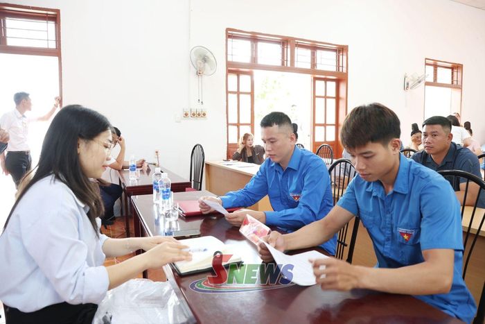 Đại diện Công ty cổ phần Nhân lực Việt Nam - Nhật Bản tư vấn nhu cầu tuyển dụng tại Phiên giao dịch việc làm xã Chiềng La.
