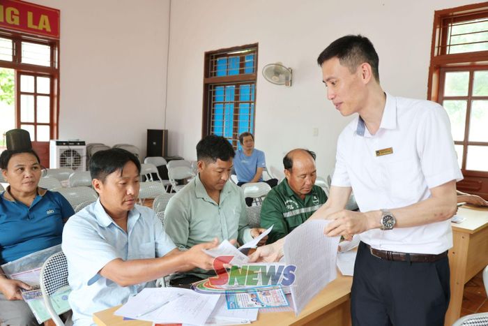 Trường Cao đẳng Than - Khoáng sản Việt Nam phát tờ gấp thông tin tuyển dụng tại xã Chiềng La.