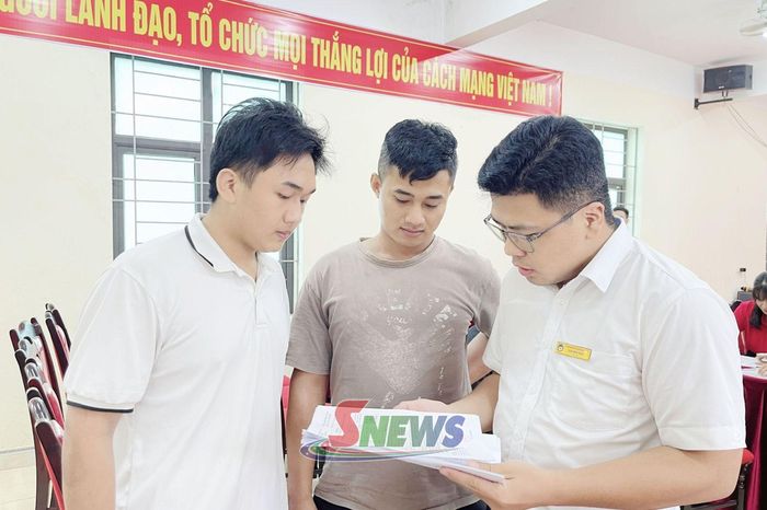 Đại diện Trường Cao đẳng Than - Khoáng sản Việt Nam trao đổi với người lao động xã Chiềng Khoong.